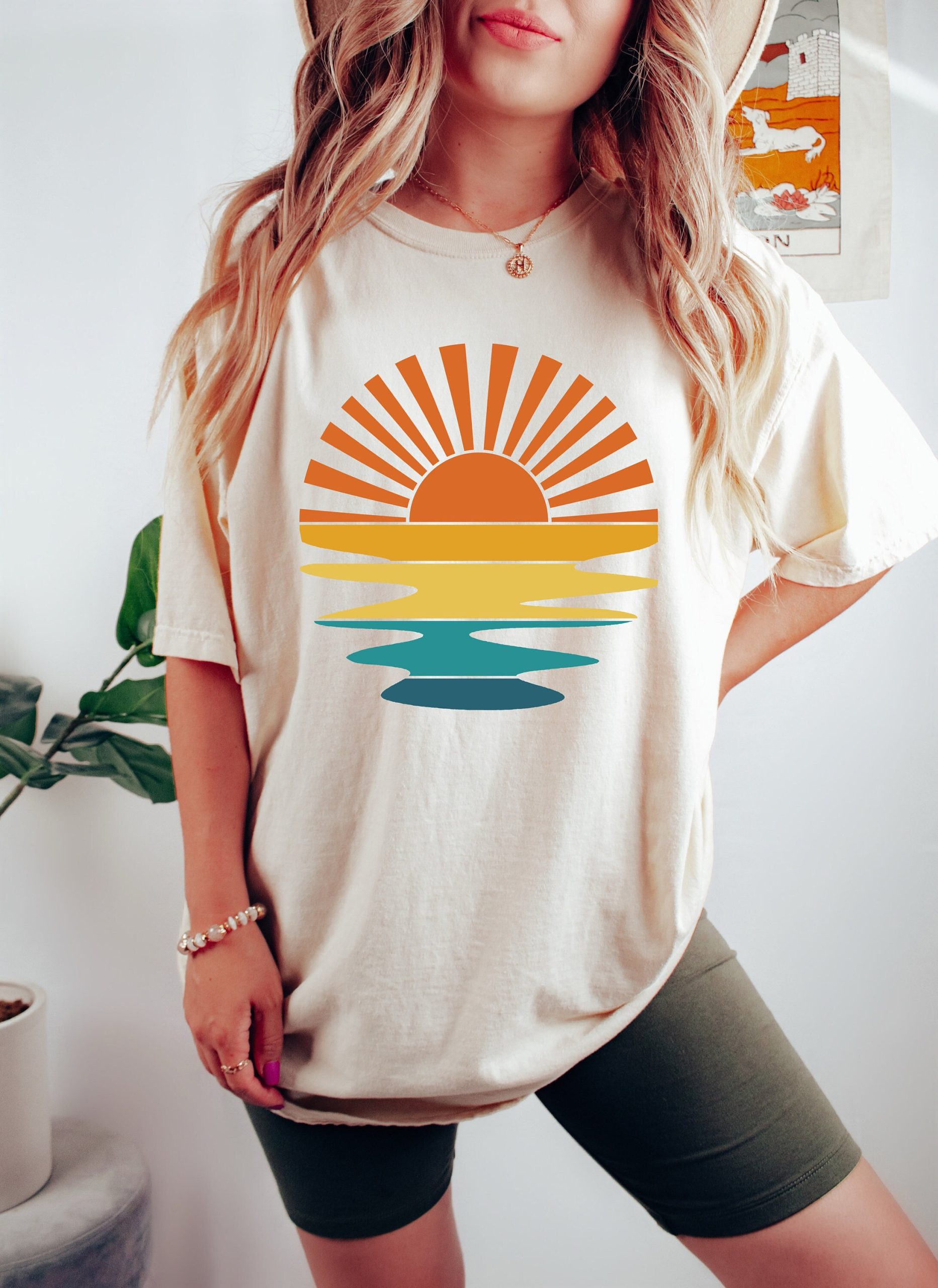 Retro Sunset Rays Wavy Sunshine Sun Beachy Graphic T-Shirt