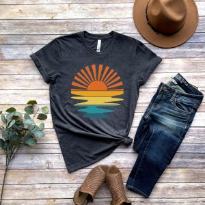 Retro Sunset Rays Wavy Sun Sunshine Beachy Graphic T-Shirt